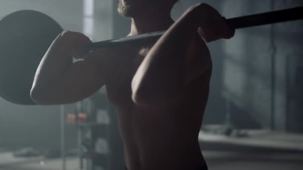 Mann macht Kniebeuge mit Langhantel beim Training. Männlicher Bodybuilder trainiert im Fitnessstudio — Stockvideo