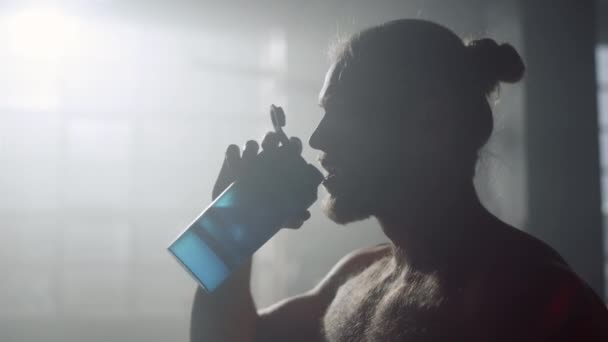 L'homme boit de l'eau après l'entraînement. bodybuilder masculin réapprovisionnant équilibre de l'eau — Video