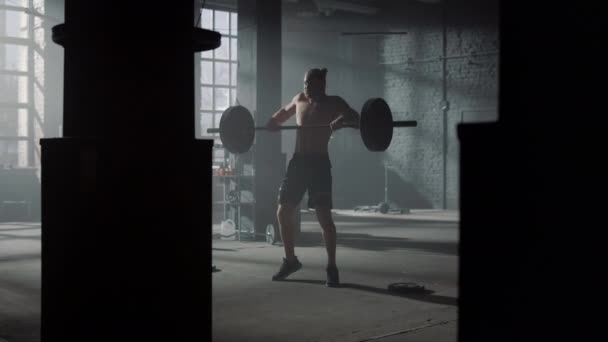 Powerlifter beim Gewichtheben im Fitnessstudio. Mann führt Kniebeuge vor — Stockvideo