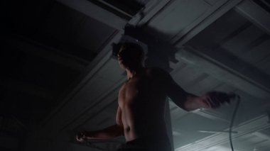 Atlama halatı üzerinde egzersiz yapan afro adam. İp atlarken atlayan atletik adam 