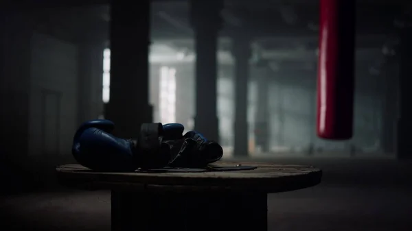 Conceito de desporto de caixa. Luvas de boxe azul deitado em caixa de madeira no ginásio — Fotografia de Stock