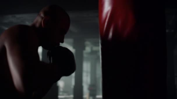 Sportoló, aki bokszot gyakorol a harcosok klubjában. Energetikus férfi edzés ütések — Stock videók
