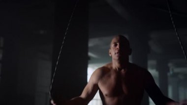 İple atlama egzersizi yapan bir adam. Atlayan sporcu ip atlıyor