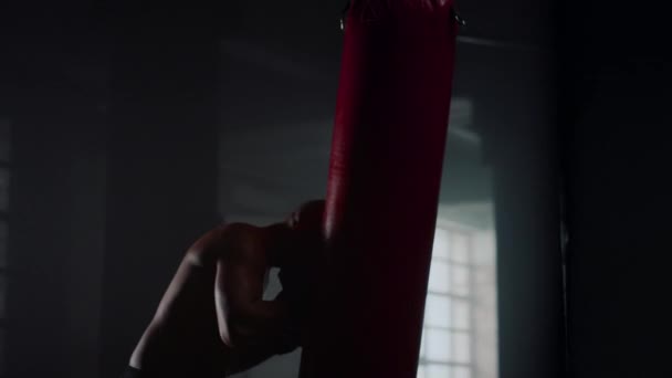 Deportista realizando entrenamiento de kickboxing en el gimnasio. Afro chico haciendo ejercicio cardiovascular — Vídeos de Stock