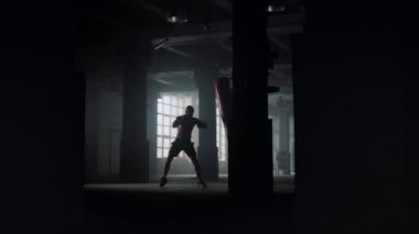 Sporcu fiziksel egzersiz yapıyor. Afro adam spor salonunda boks eğitimi alıyor.