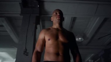 Sporcu kardiyo antrenmanına hazırlanıyor. Adam spor başarılarına odaklanmış.