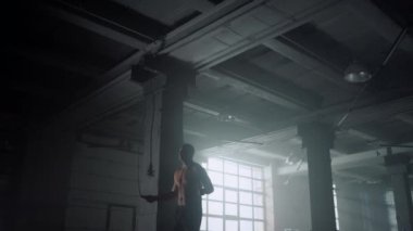 Atlayan bir sporcu ip atlıyor. Erkek vücut geliştirici yoğun egzersiz yapıyor.