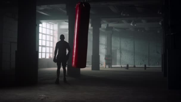 Man in boxing gloves walking in loft building. Athlete doing boxing training — Stock Video