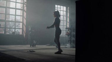 Çömelme egzersizi yapan kadın. Vücut geliştirici hamlelerle ön çömelme yapıyor