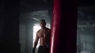 Sporcu güç egzersizini tamamlıyor. Boks antrenmanından sonra yorgun hisseden adam. 