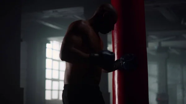 Sportler beim Training mit Boxsack. Afrikanisch-amerikanischer Mann beim Boxtraining — Stockfoto