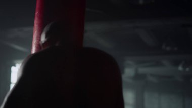 Kulüpte kum torbası egzersizi yapan Afro sporcu. Kickboksör boks antrenmanı yapıyor.