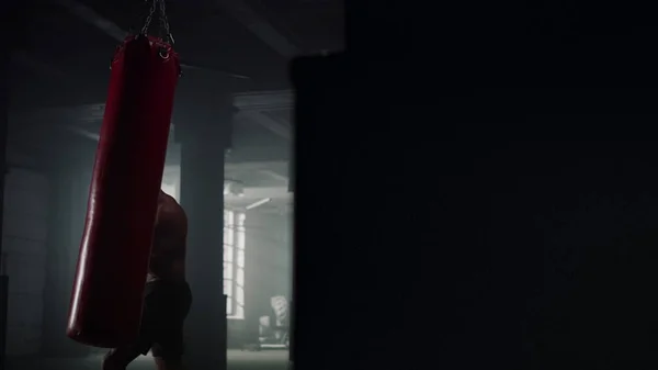 African American Man boxningssäck i gymmet. Sportsman boxningssäck — Stockfoto