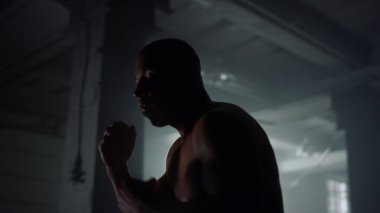 Spor kulübünde erkek eğitim kutusu. Profesyonel boksör gölgeyle dövüşüyor