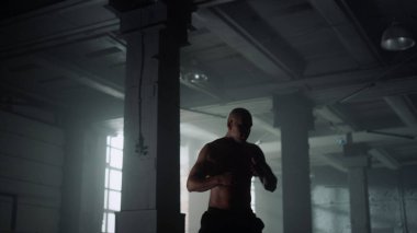 Çatı katında kickboxçu eğitimi. Sporcu dövüş yarışmasına hazırlanıyor