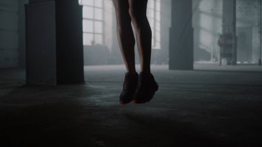 Yakından tanınmayan erkek bacakları spor kulübünde ip atlarken.