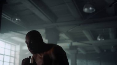 Boksör spor salonunda fiziksel egzersiz yapıyor. Sporcu boks talimi yapıyor. 