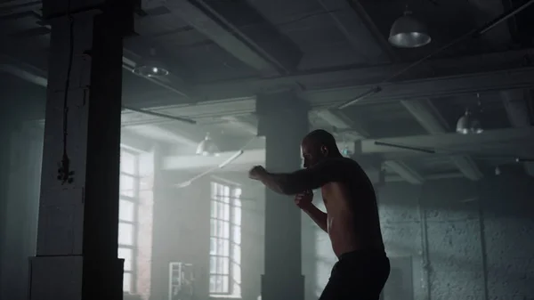 Kickboxer berkelahi dengan bayangan di klub olahraga. Olahraga mempersiapkan diri untuk melawan — Stok Foto