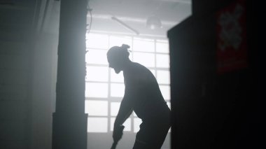 Vücut geliştirici beden eğitiminde halat egzersizi yapıyor. Spor kulübünde formda adam antrenmanı