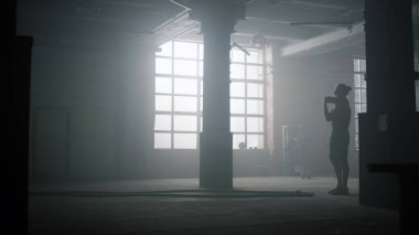 Antrenman için kasları ısıtan adam. Sporcu vücudu yoğun eğitime hazırlıyor