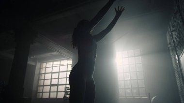 Sporcu ağır topu duvara fırlatıyor. Kadın fiziksel egzersiz yapıyor. 