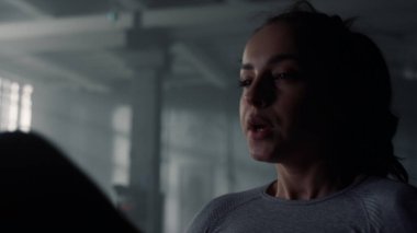 Spor salonunda karın kasları pompalayan bir kadın. Sporcu kadın karın egzersizi yapıyor.