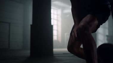 Basketbolcu oyun oynuyor. Bacaklarının arasında basketbol topu zıplatan adam.