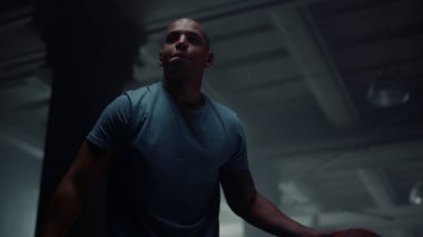 Basketbol topuyla atlet eğitimi. Sporcu adam zıplayan basketbol topu 