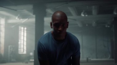 Spor salonunda basketbol oynayan bir adam. Erkek sporcu içeride basketbol oynuyor.