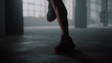 Erkek bacakları ip atlamakla kardiyo çalışması yapıyor. Adamın ayağı ip atlıyor.