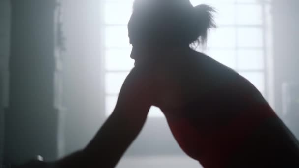 Strong girl battling ropes. Active sportswoman performing intense workout — Vídeo de Stock
