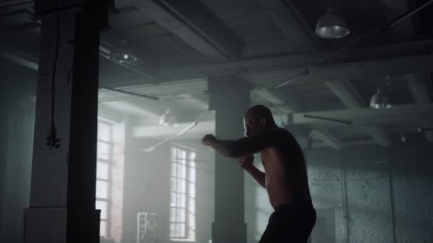 Kickboxare slåss med skugga i sportklubben. Sportsman förbereder sig för strid — Stockvideo