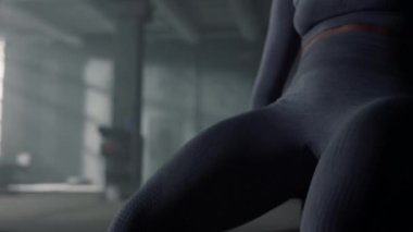 Karın kasları egzersizi yapan bir sporcu. Kız ahşap kutuda karın kaslarını çalıştırıyor.