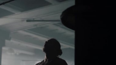 Spor salonunda barfiks çeken bir adam. Fitness kulübünde yatay barda sporcu eğitimi.