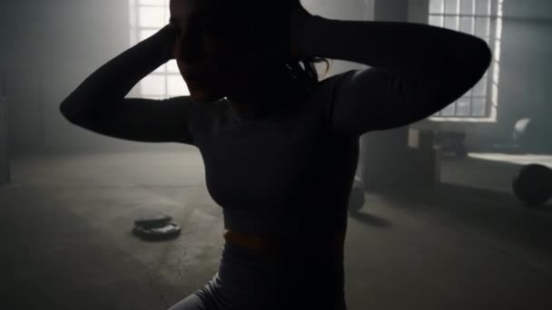 女孩在体育馆练腹肌。女运动员做腹肌挤压运动 — 图库视频影像