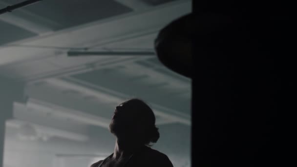 Un mec qui fait des pompes au gymnase. Entraînement sportif sur barre horizontale dans le club de fitness