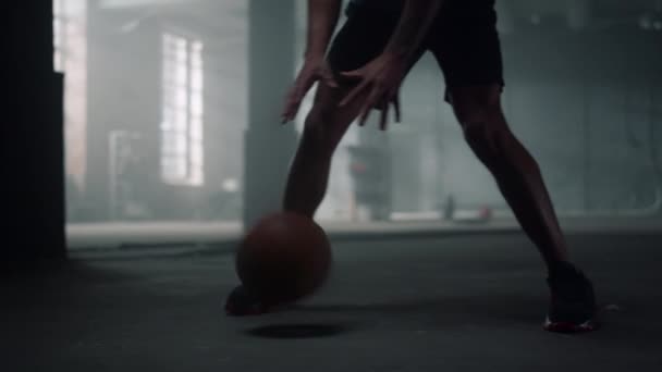Patas deportivas jugando baloncesto. Afro hombre manos rebotando baloncesto pelota — Vídeos de Stock