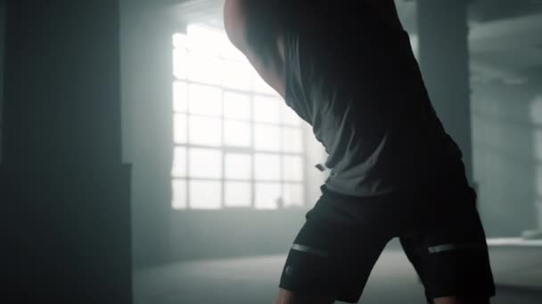 Potente atleta haciendo ejercicio con martillo. Hombre golpeando neumático con martillo — Vídeos de Stock