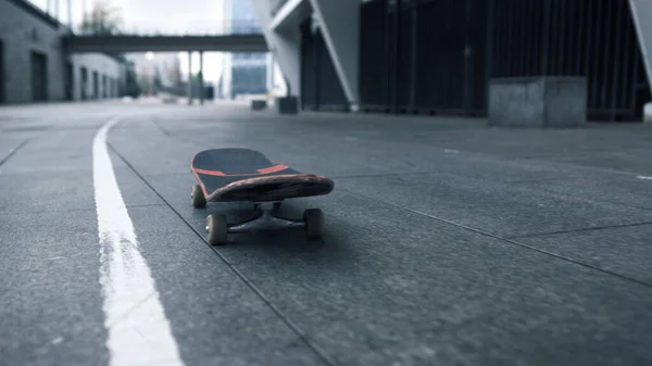Skateboard rollen auf Asphalt. Schwarzer Skate für den Straßensport. — Stockfoto