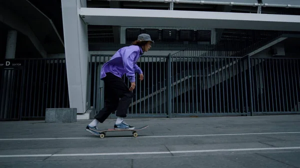Jonge schaatser die buiten rijdt. Hipster genieten van extreme rit buiten. — Stockfoto