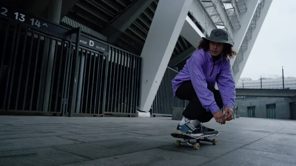 Actieve schaatser oefenen kickflip outdoor. Hipster springt op skate in het stadion. — Stockfoto