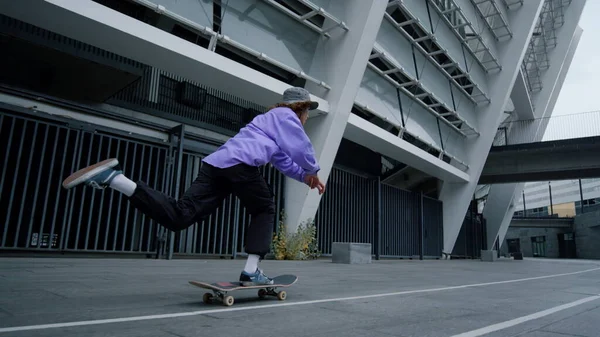 Jonge skateboarder aan het oefenen in het Stadsstadion. Sportieve hipster aan boord. — Stockfoto