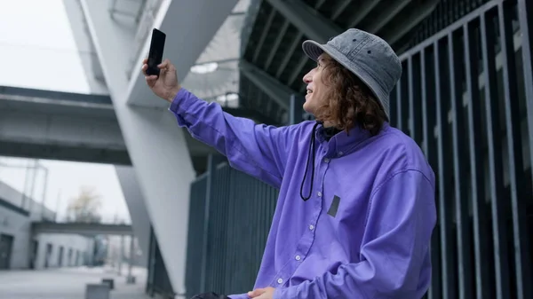Hombre alegre tomando selfie en el teléfono inteligente. Alegre hipster posando en el teléfono celular. — Foto de Stock