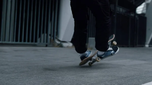 Young skater making trick on longboard. Sporty hipster jumping on skateboard. — Stock Photo, Image