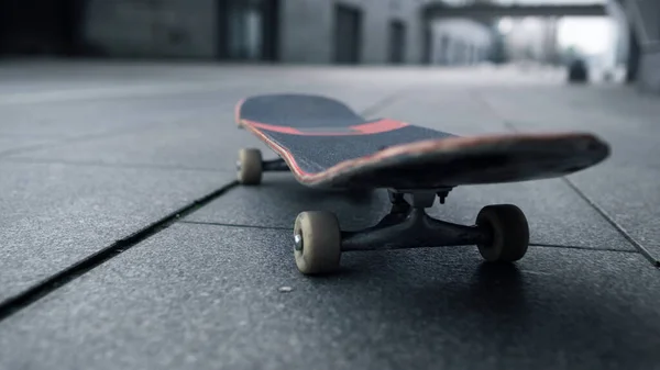 Skateboard riding outdoor. Closeup skate stopping in middle of sidewalk. — Stock Photo, Image