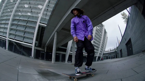 Sportieve man springt buiten op skateboard. Cool guy balanceren op longboard. — Stockfoto