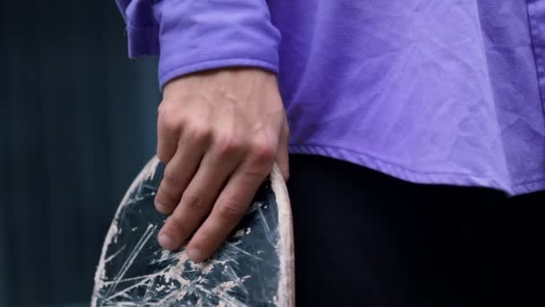 Closeup man hand holding longboard outside. Sporty guy preparing skate outdoor. — Stock Video