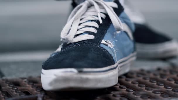 Sepasang sepatu olahraga di aspal. Penutup sepatu biru untuk kebugaran di luar ruangan. — Stok Video