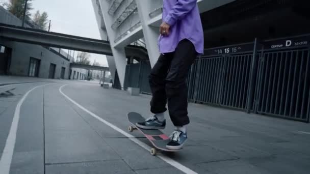 Patinador desconocido saltando sobre patines al aire libre. Deportista patinando fuera en la mañana. — Vídeos de Stock