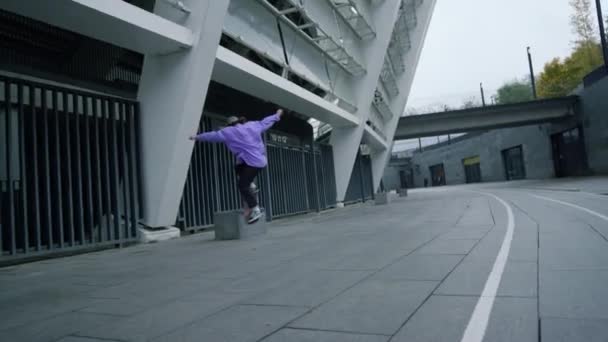 Sportowiec ćwiczący deskorolkę na zewnątrz. Skater spada na stadionie miejskim. — Wideo stockowe